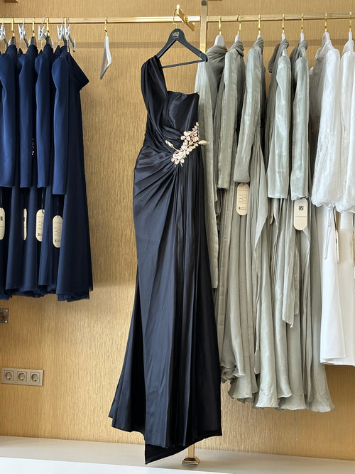 Black One-Shoulder Evening Gown with Crystal Floral Waist Detail – Formal Dress