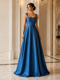 Vestido de noche de raso con escote cuadrado y corte A | Gracia moderna