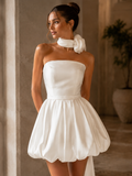 Minivestido blanco sin tirantes con roseta y falda burbuja | Flor Moderna