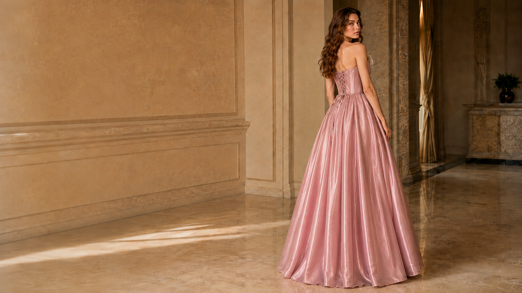 Vestido de noche corsé rosa rubor con detalles de rosas en color marfil | Rose Reverie