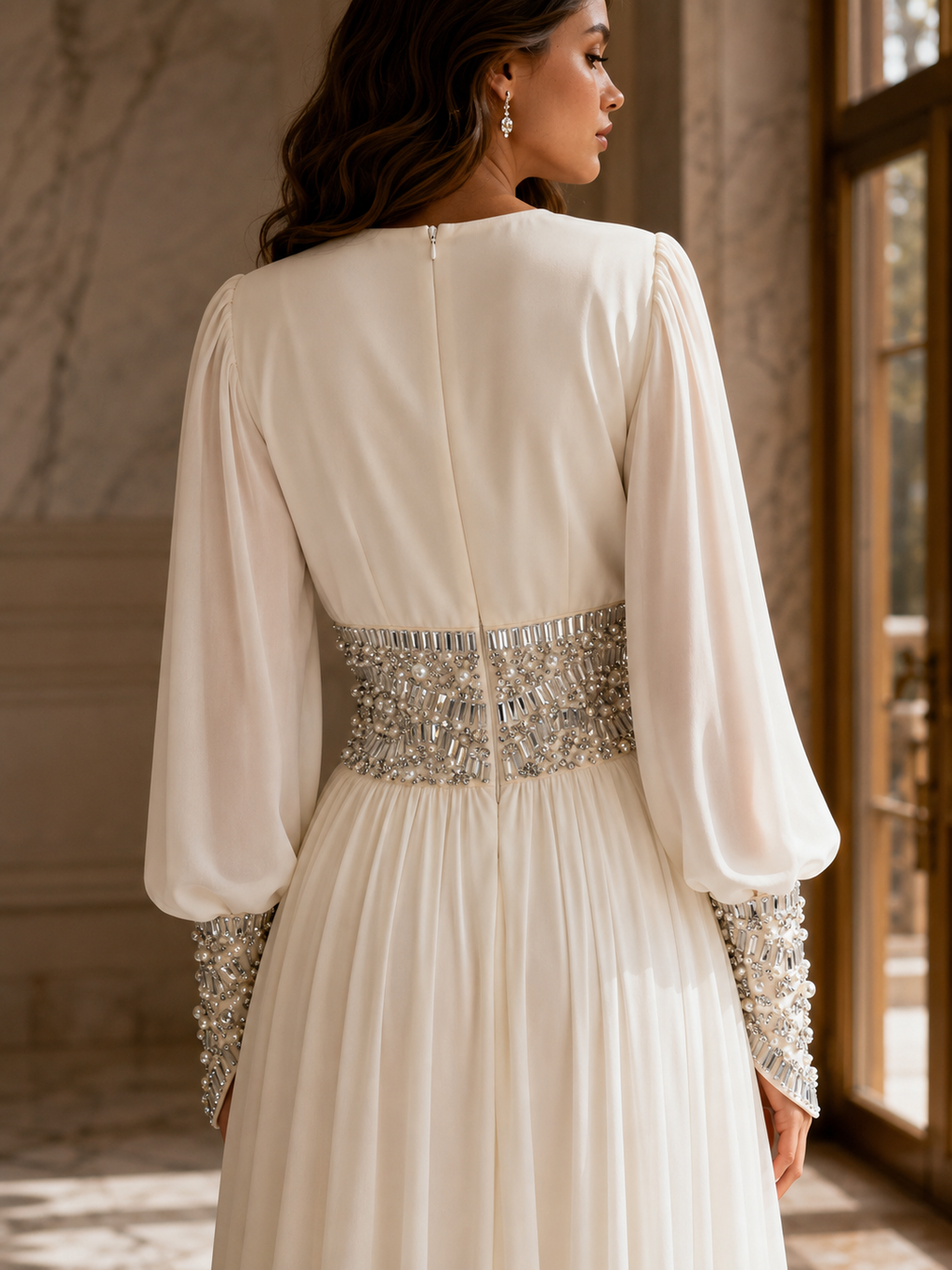 Vestido de noche largo de gasa con mangas largas y adornos de perlas blancas y cristales | My World of Dresses