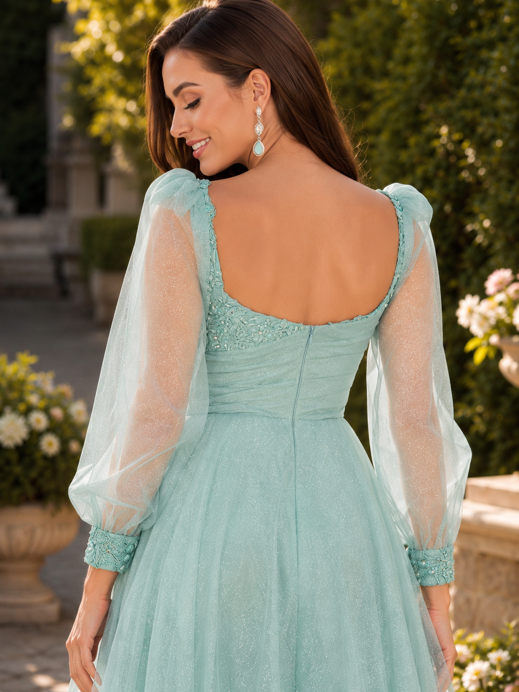 Vestido de Noche de Tul con Brillos Verde Menta Claro y Mangas Transparentes con Corsé Bordado | Celeste Elegance
